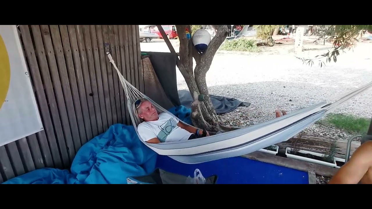 Kamp Perna kad nema dovoljno vjetra za surfanje.