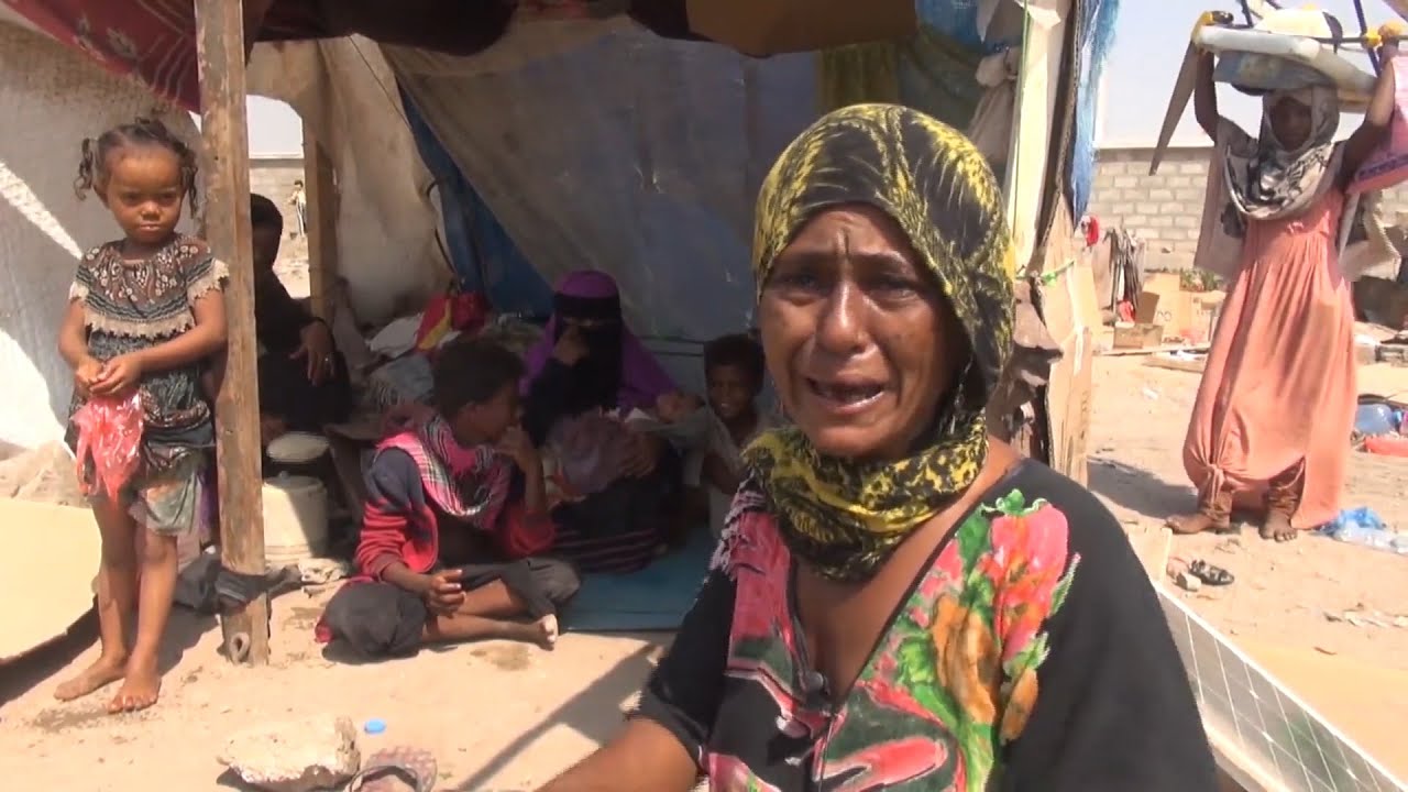 بعد طردهم من المخيم.. نازحون يفترشون العراء في مدينة الشعب غربي عدن