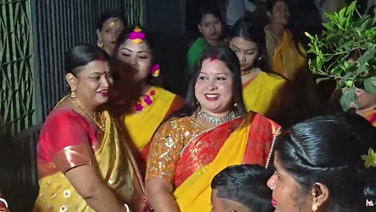 গায়ে হলুদের জল পড়তে যাচ্ছে 