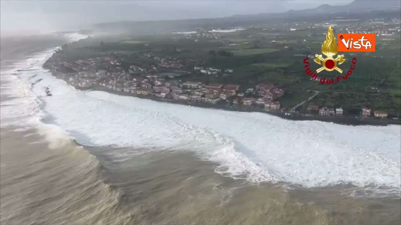 Il ciclone Harry travolge la Sicilia, Catania allagata. Le immagini da elicottero Vigili del fuoco