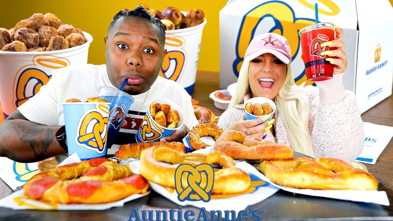 Auntie Anne's Mukbang🥨🌭 (Somthing CREEPY Happened To Us😨)