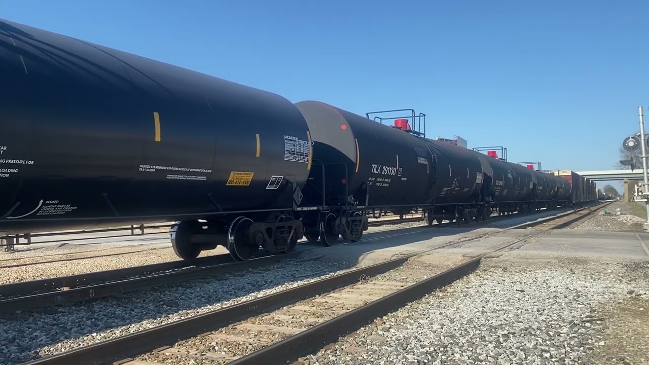 CSX L401 CSXT 2724 shoving and pullin in the yard!!