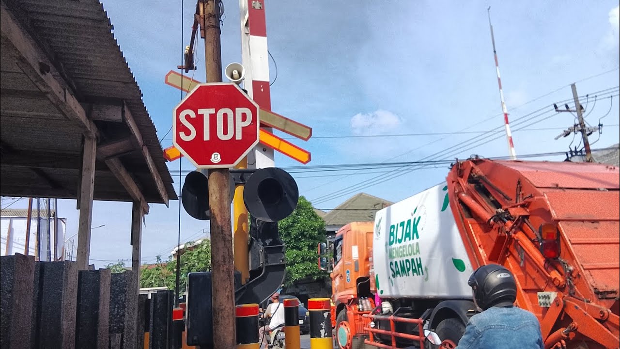 Mau dibuang tapi sayang, perlintasan kereta api dupak rukun surabaya