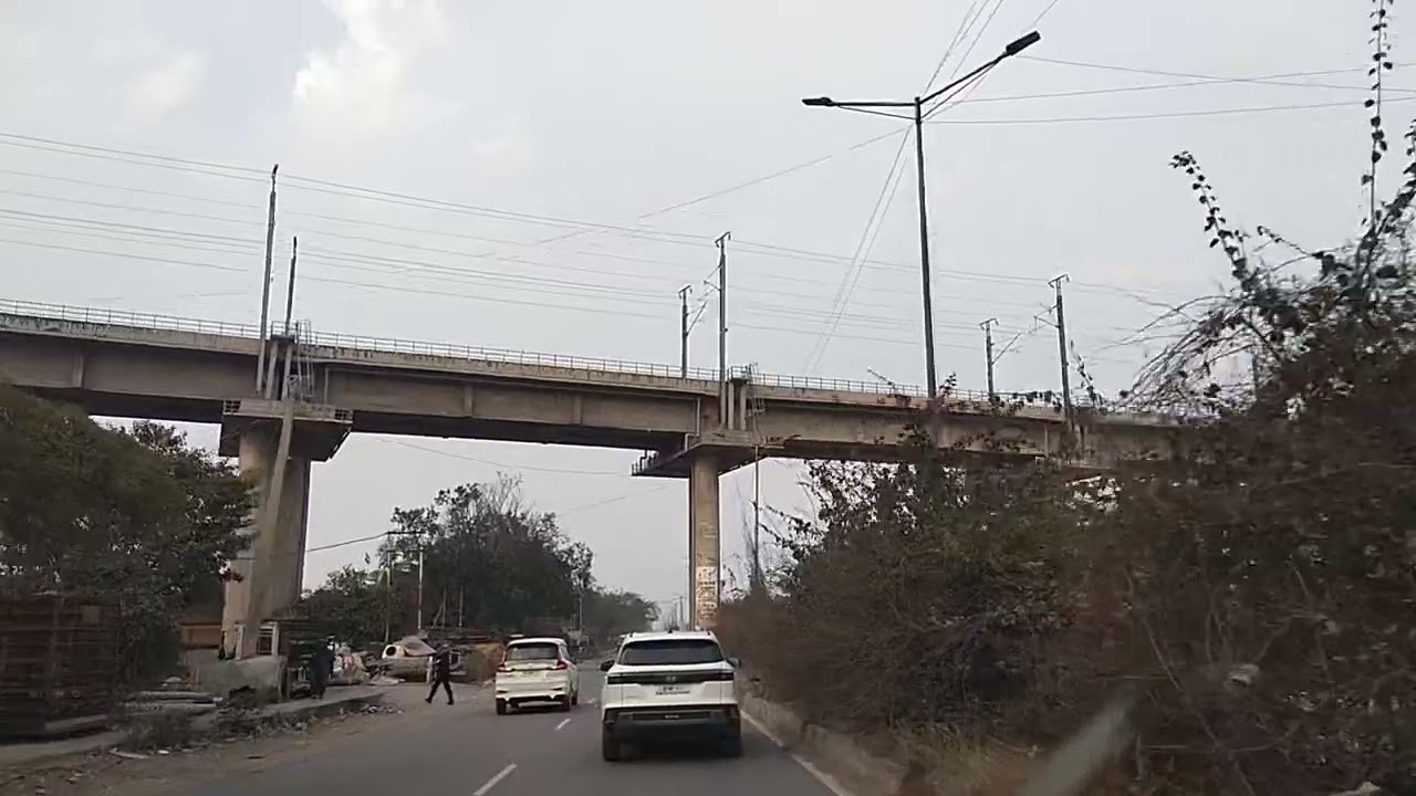 सौना से गुड़गांव रोड पर मिस्टर चुरलू ड्राइव करते हुएआ रहे हैं