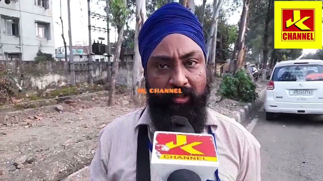 E bus के साथ दो लड़कियों क्या हुआ