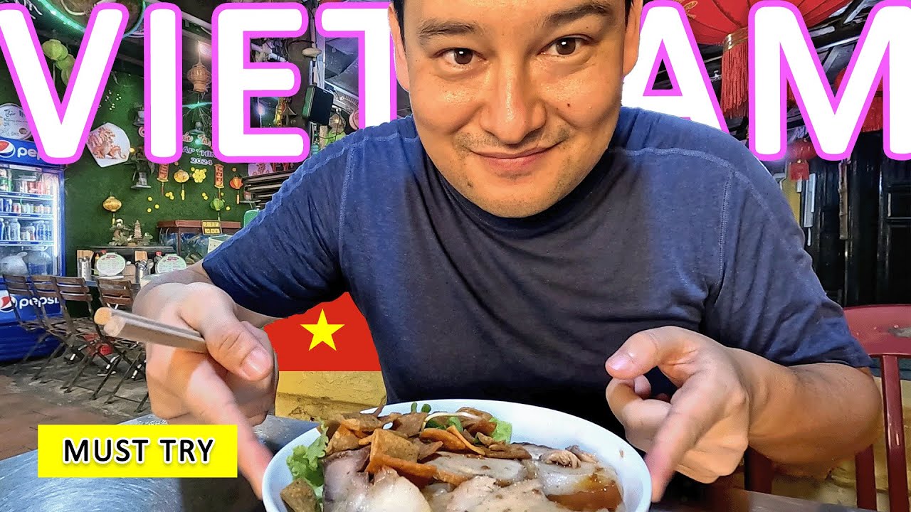 EPIC Vietnamese STREET FOOD in Hoi An - Cao Lau & Bun Thit Nuong