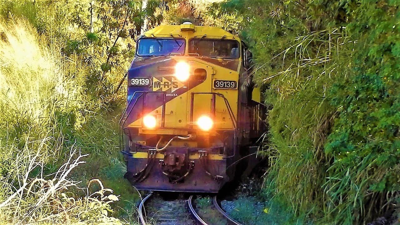 Trem de carga prefixo O da MRS passando por General Carneiro em Sabará-MG