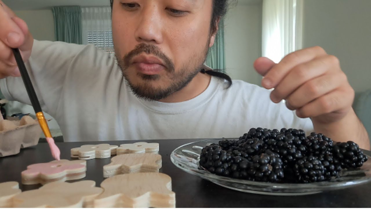 ASMR EATING BIOLOGICAL BLACKBERRIES & PAINTING WOODEN FLOWERS