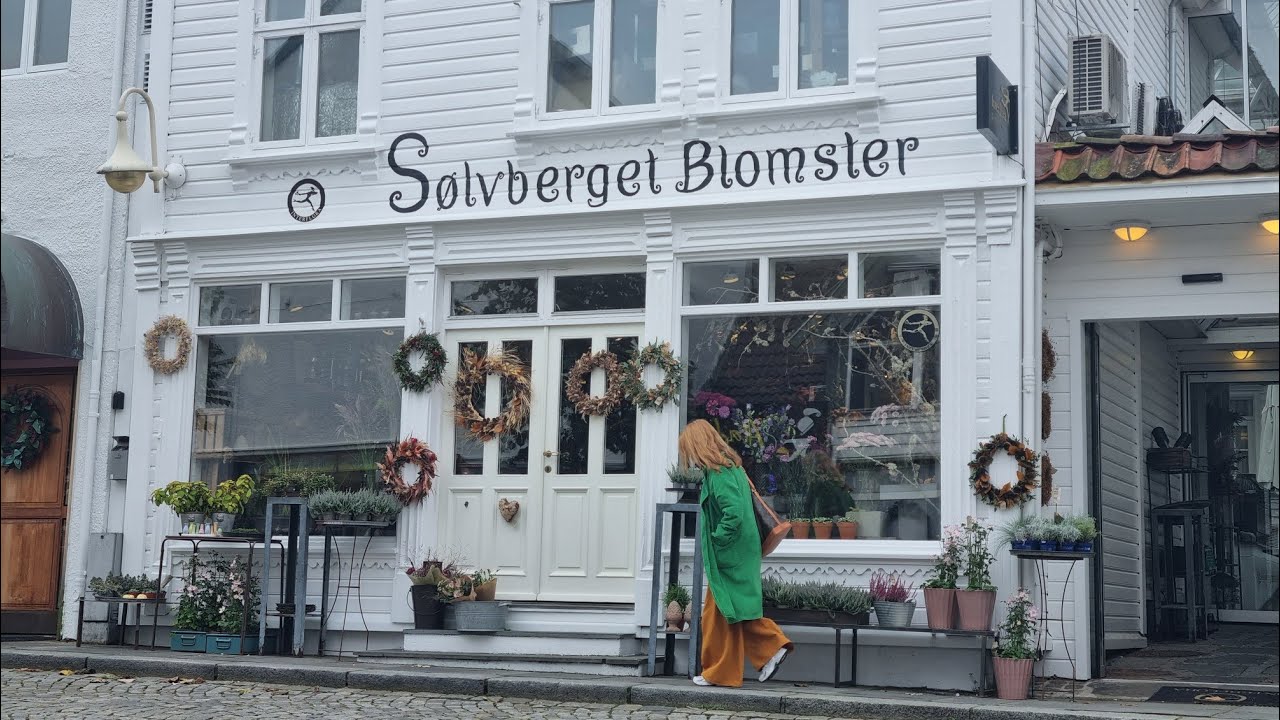 How Norwegians dress in autumn. Stavanger on Saturday.
