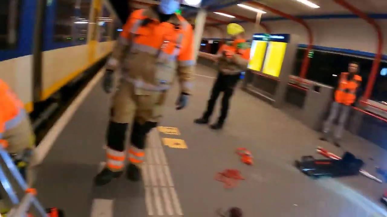 Trein met een kapotte stroomafnemer op station Almere #incidentenbestrijders #19