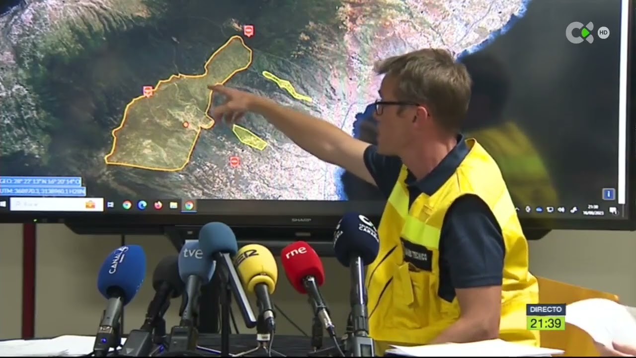 El jefe técnico de Riesgo Forestal, Pedro Martínez, explica la evolución del incendio de Tenerife