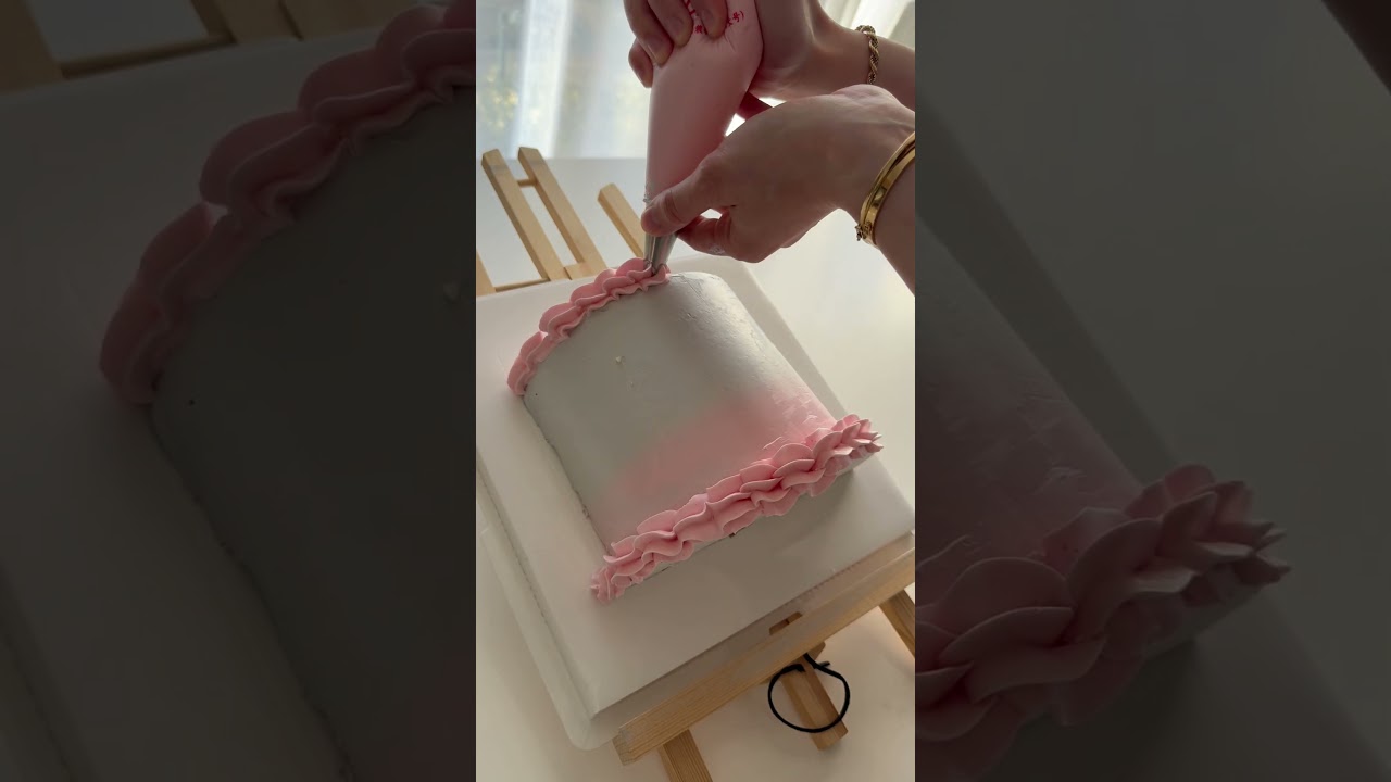 Moiti&eacute; prix - moiti&eacute; g&acirc;teau 🐀 #cakedesign #cake #layercake #birthdaycake