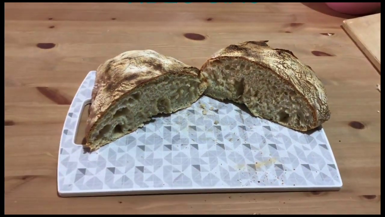 PANE FATTO IN CASA COTTO NEL FORNO A LEGNA