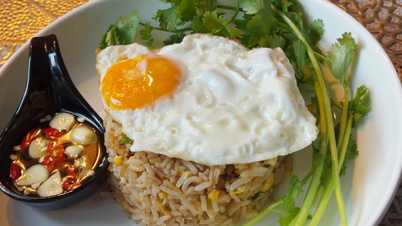 ကြက်ဉထမင်းကြော် Fry rice with eggs