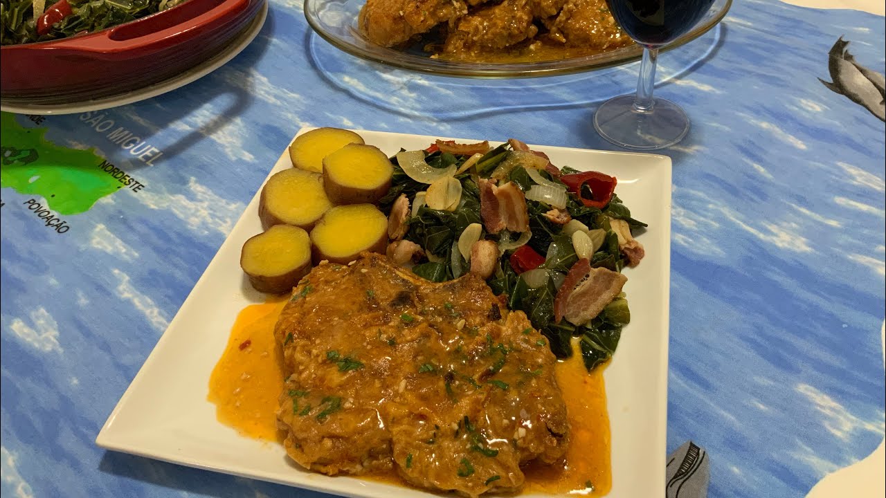 Pork Chop Frito com Molho Cremoso de Manteiga e Alho ...couve Salteada e batata Doce