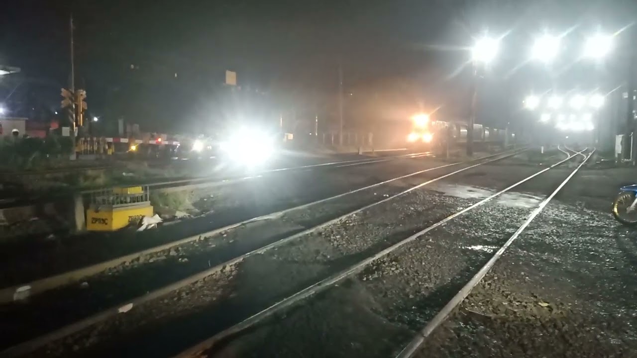 Kereta api kontener persiapan melintas langsung di stasiun Cikarang 