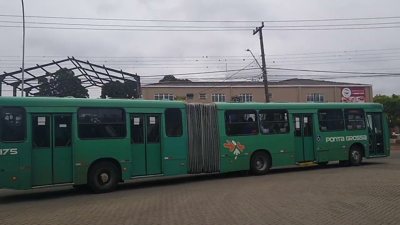 Movimentação de ônibus no terminal Uvaranas ponta grossa PR