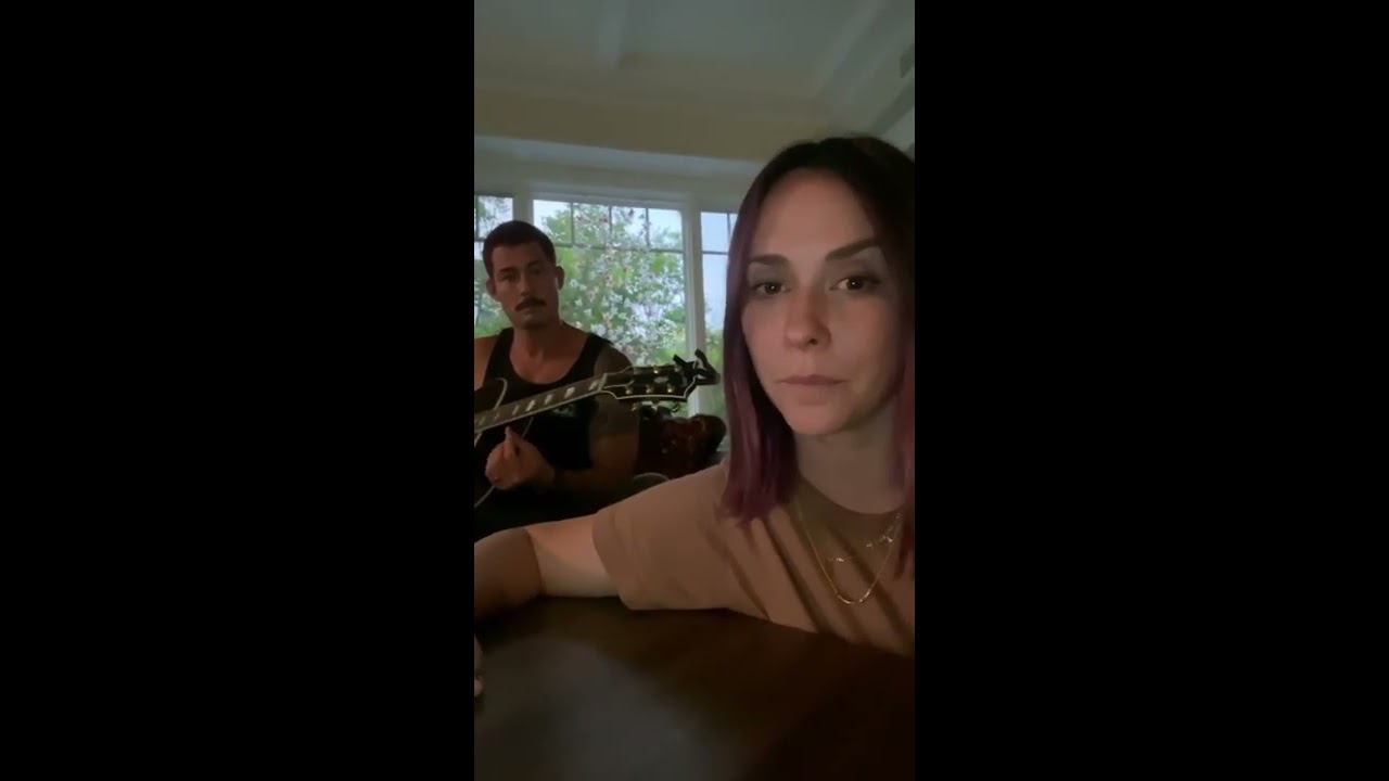 Jennifer Love Hewitt's live performance on IGTV (07.05.20)