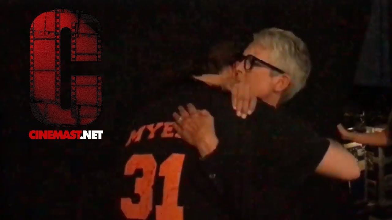 San Diego Comic-Con 2018: Halloween Panel - Jamie Lee Curtis hugs fan
