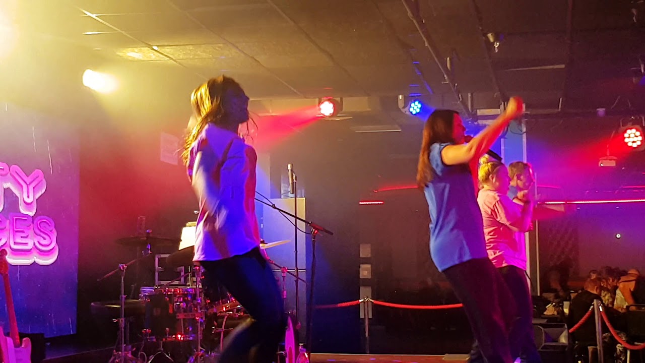 Vauxhall holiday park entertainment team party dances (children of the night 2018)