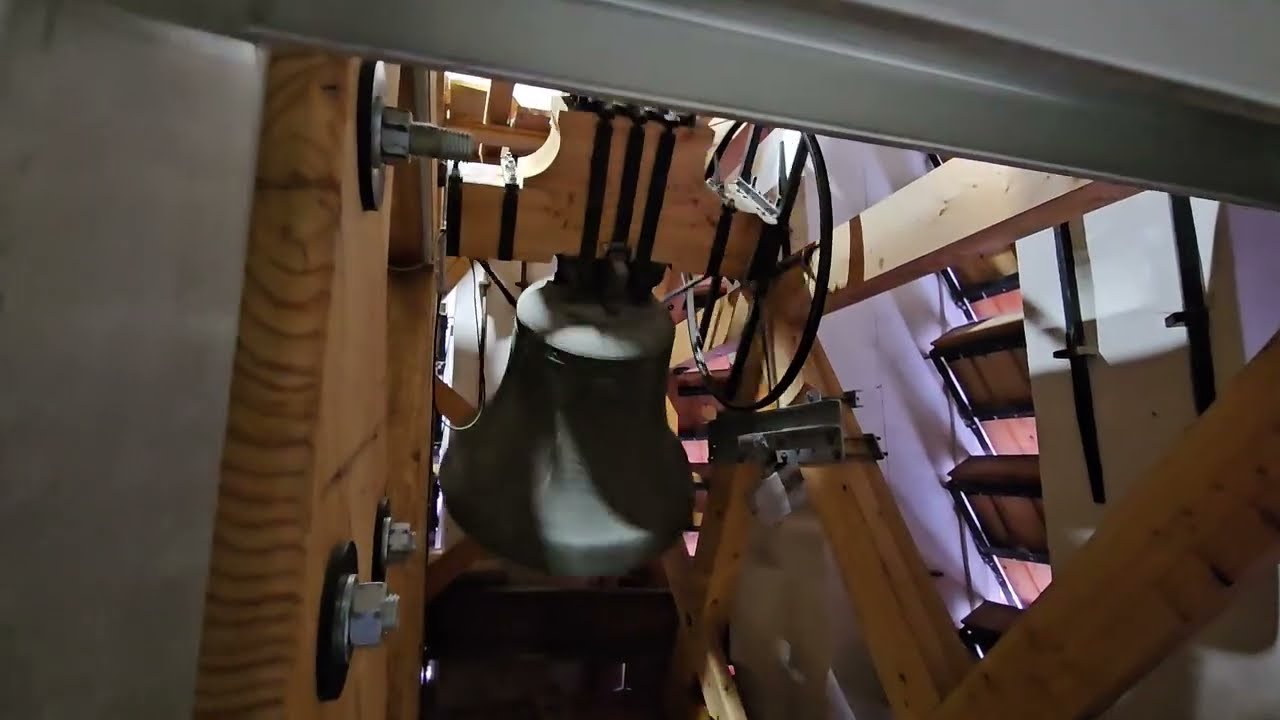 München (M) Au kath. Pfarrkirche Maria Hilf : Vollgeläut und Einzelglocken (Turmaufnahme)