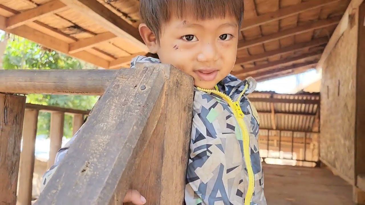 บุญรอดน้อยน่ารักมาแล้ว #เผ่าตองเหลืองในลาว #คนป่า #ตองเหลือง 