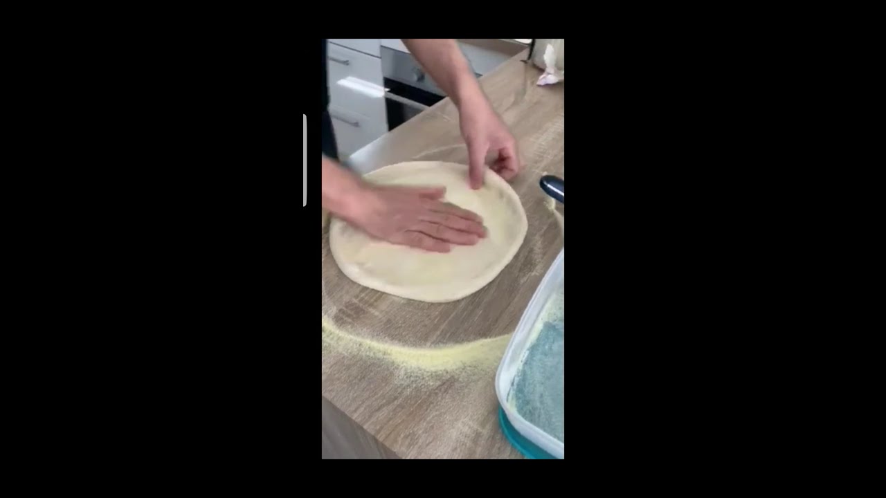 comment &eacute;taler une p&acirc;te &agrave; pizza &agrave; la main
