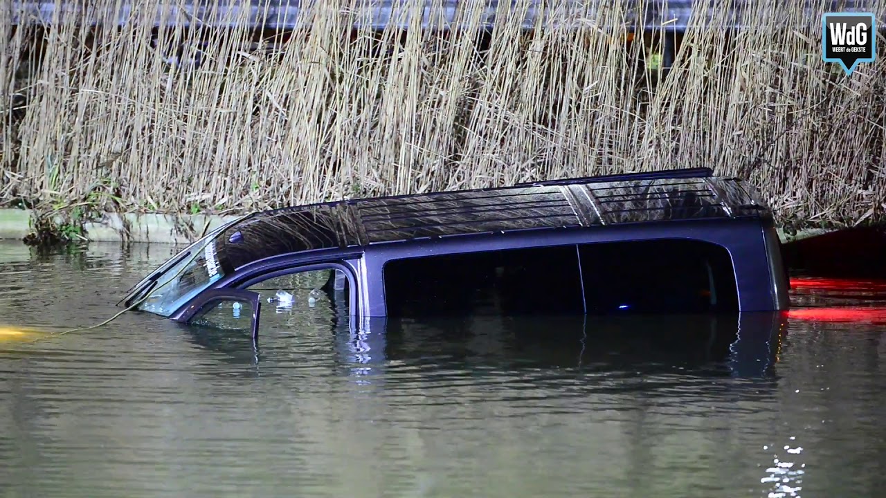 Bestelauto te water in Noordervaart bij Ospel