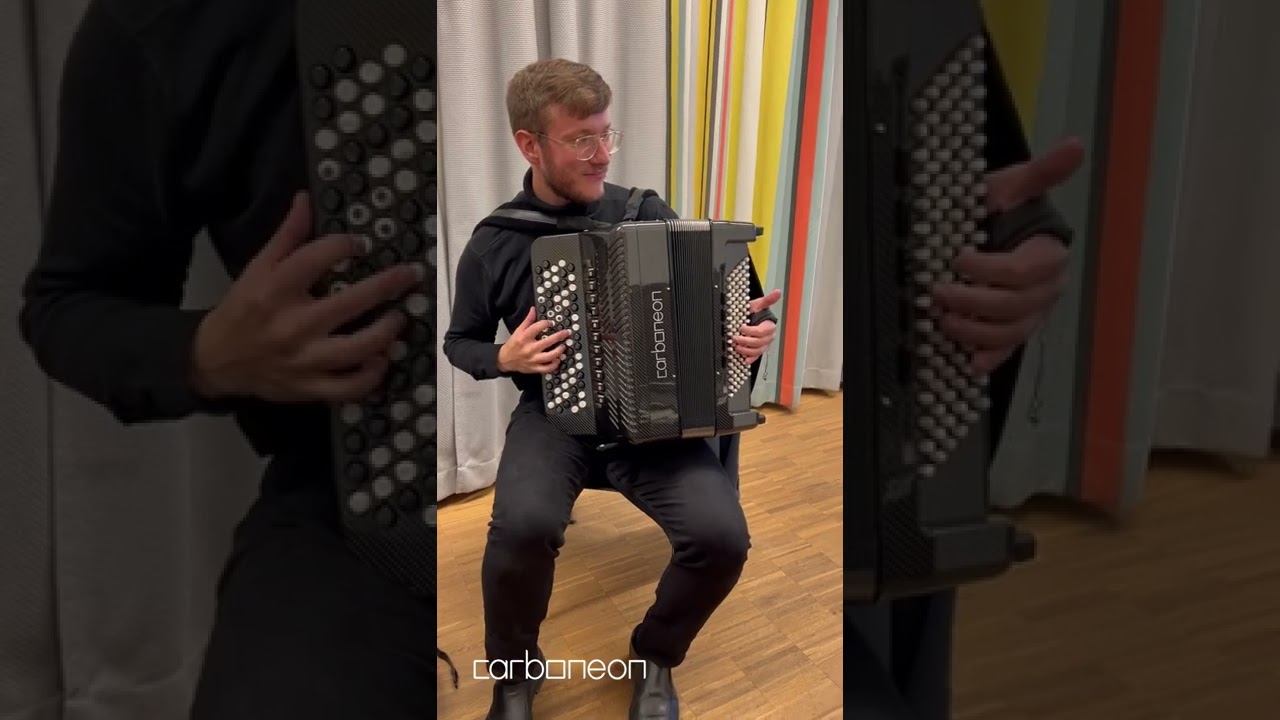 Carboneon C1 played by Théodore Monnet