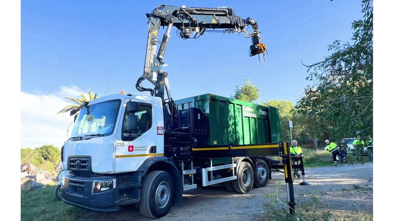 Renault grappletruck with an Atlas 332.3E crane and a GMT035 TTC #grapplesaw in Barcelona Spain