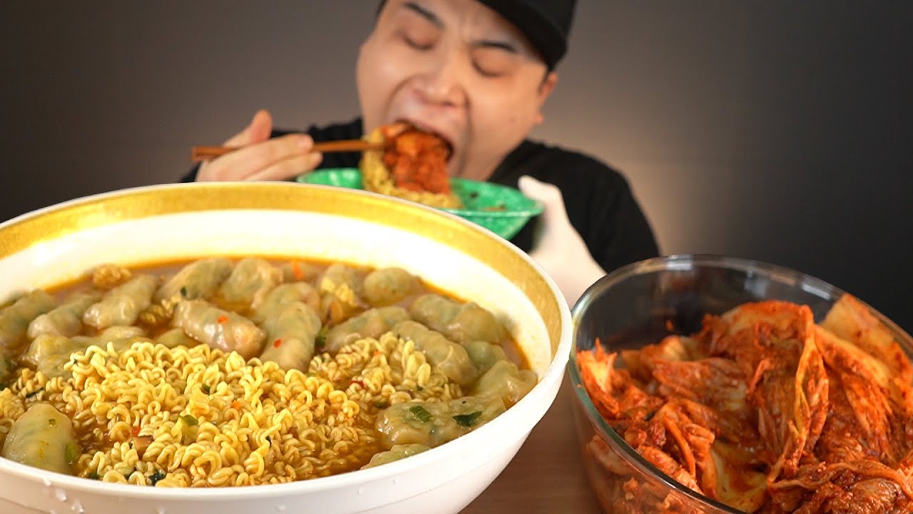 진라면에 만두사리 가득!! 만두라면과 김치 먹방~!! 리얼사운드  ASMR social eating Mukbang(Eating Show)