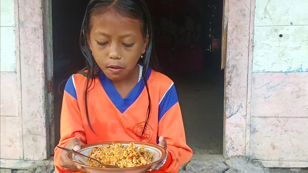 Sarapan nasi goreng, didepan pintu 😇