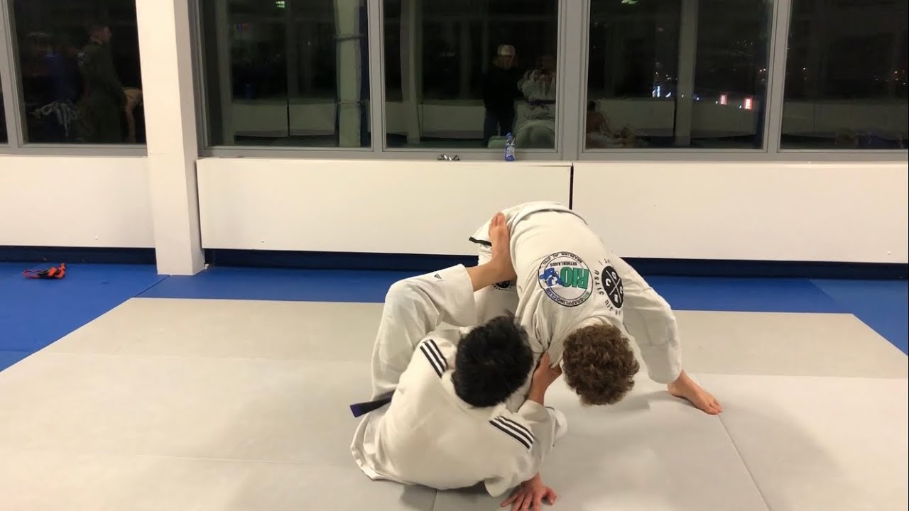 35. Triangle Choke and Armbar from De La Riva Guard in Gi 