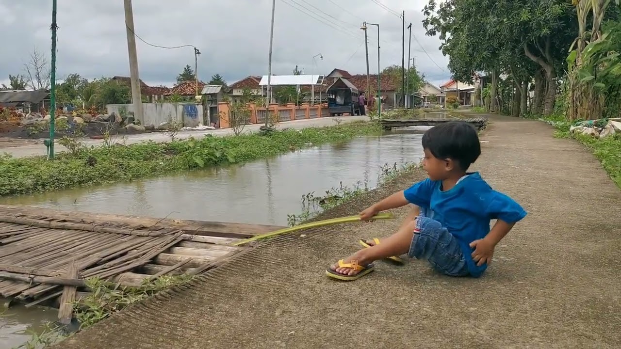 iccimmi mancing depan rumahnya kakak.