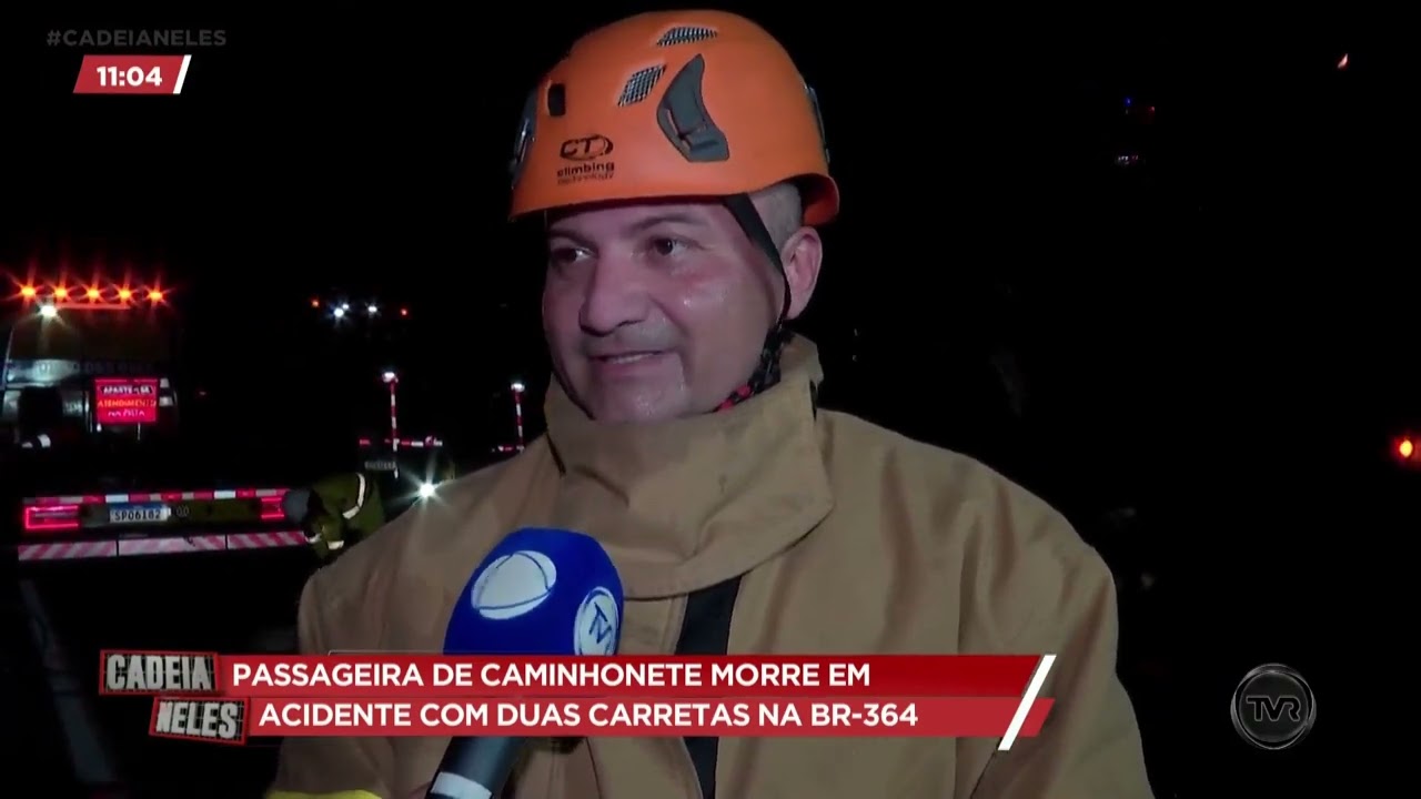 Passageira de caminhonete morre em acidente com duas carretas na BR-364