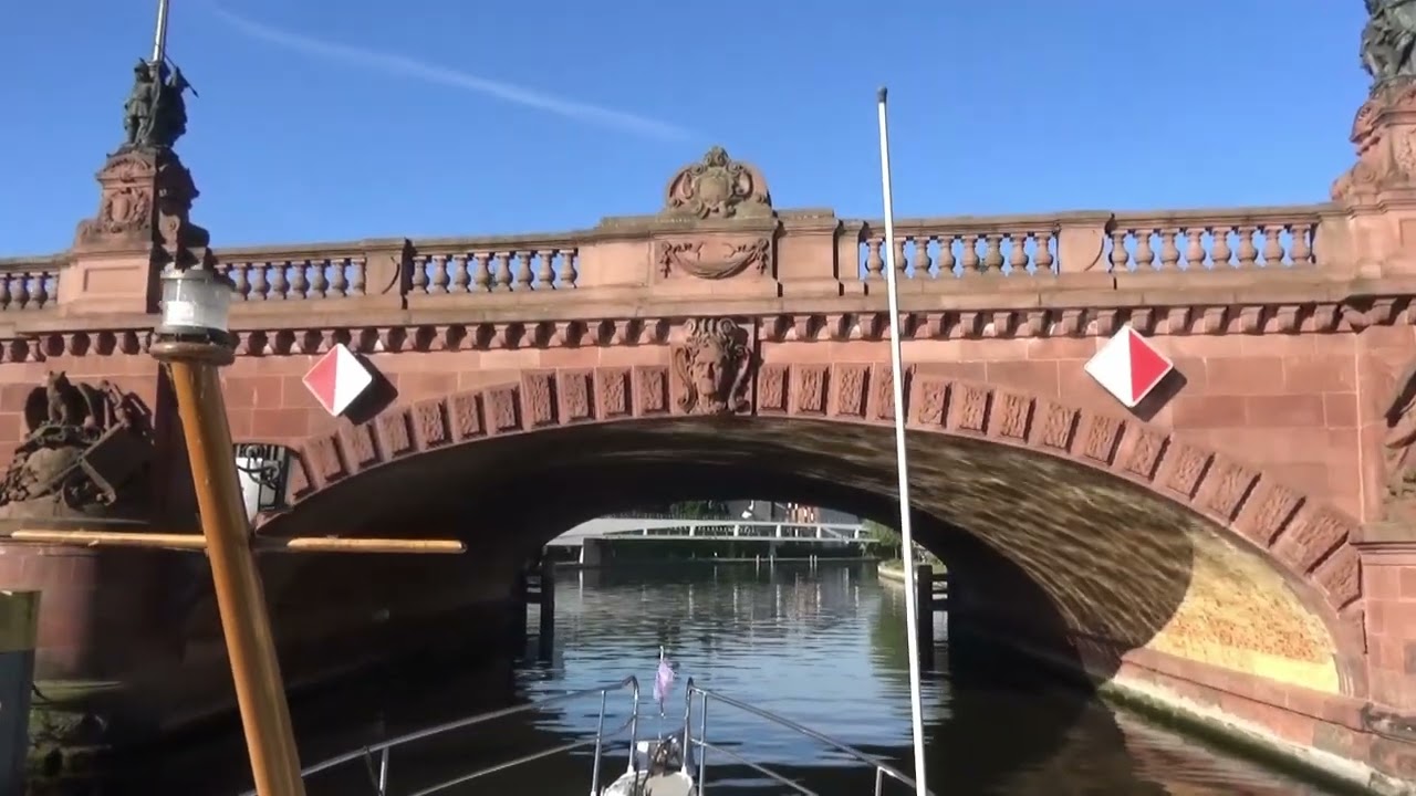 Mit der aufgehenden Sonne durch Berlin (mit dem Boot im Sommer 2021)