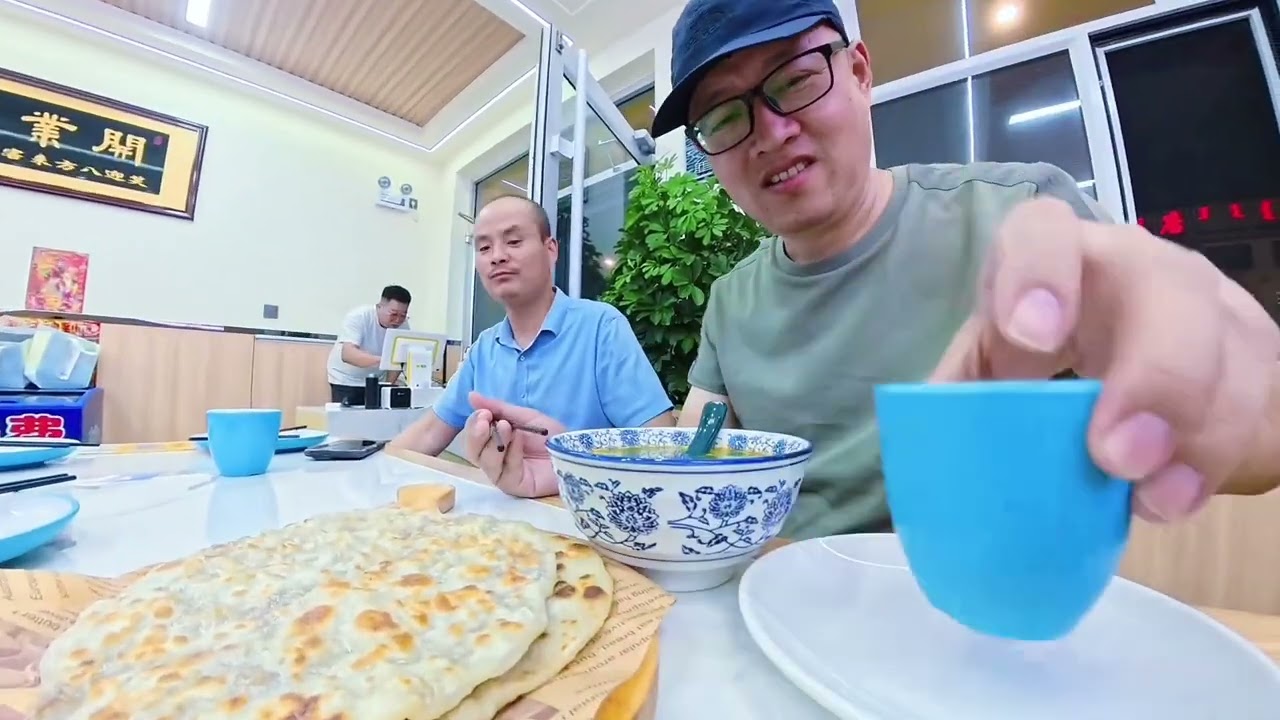 在苏尼特右旗吃晚饭 有缘遇见大哥幸福的一家 我点的牛肉饼配榨菜汤也特别好吃 亲切愉快的氛围给一个人的旅途带来许多温暖#感受不同的古镇人文风情 #创作者中心 #创作灵感