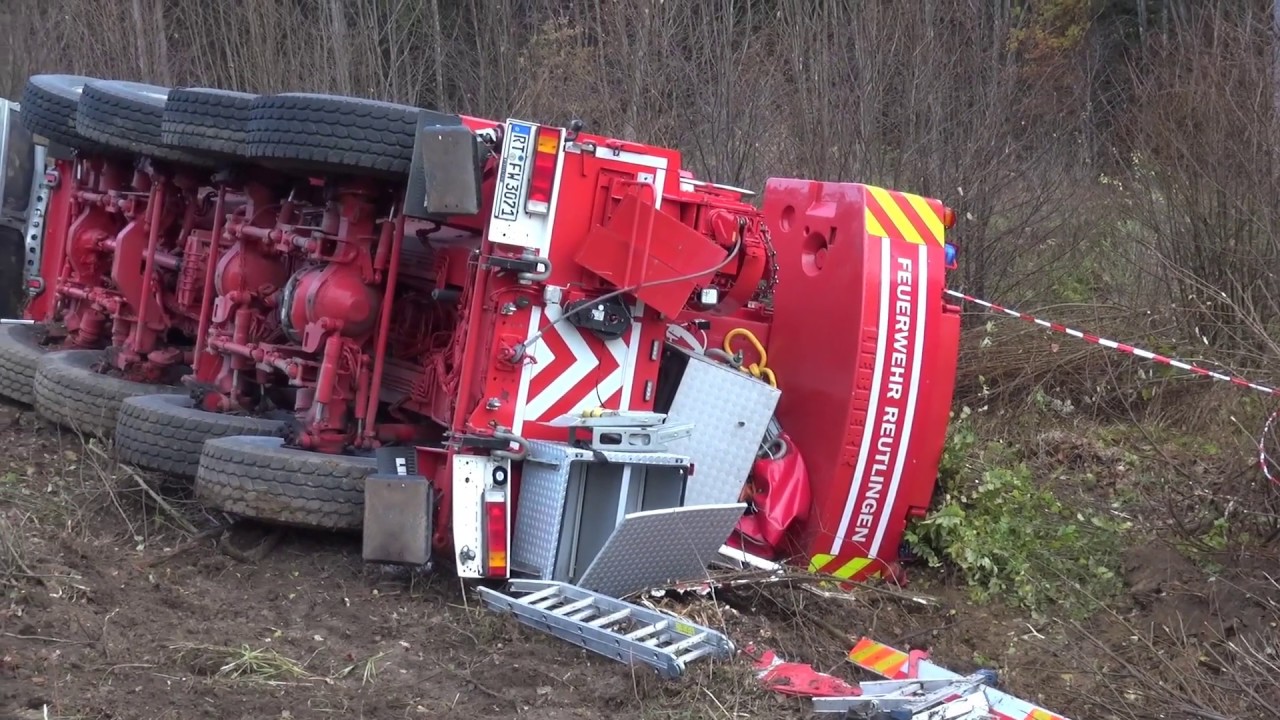 Bergung des Feuerwehrkrans der BF Reutlingen nach Unfall