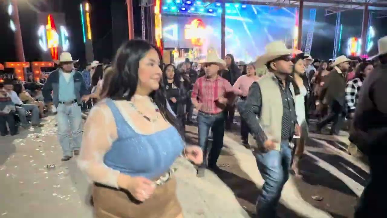 Bailando en el Granjenal con los Indomables de cedral 