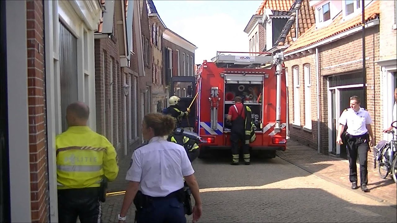 [27-8-2013] Aankomst politie en brandweer bij brand Hoogstraat Bolsward