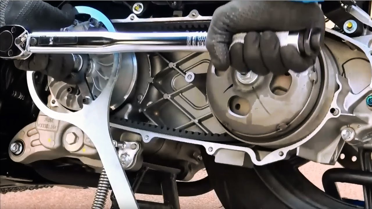 HONDA FORZA 125 KYMCO DINK Comment démonter changer variateur, courroie, galets, embrayage, ressort?