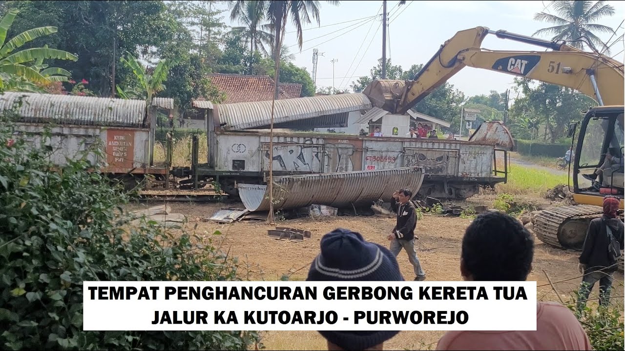 TEMPAT PENGHANCURAN GERBONG KERETA TUA YG TERPARKIR PULUHAN TAHUN DI JALUR KA KUTOARJO-PURWOREJO