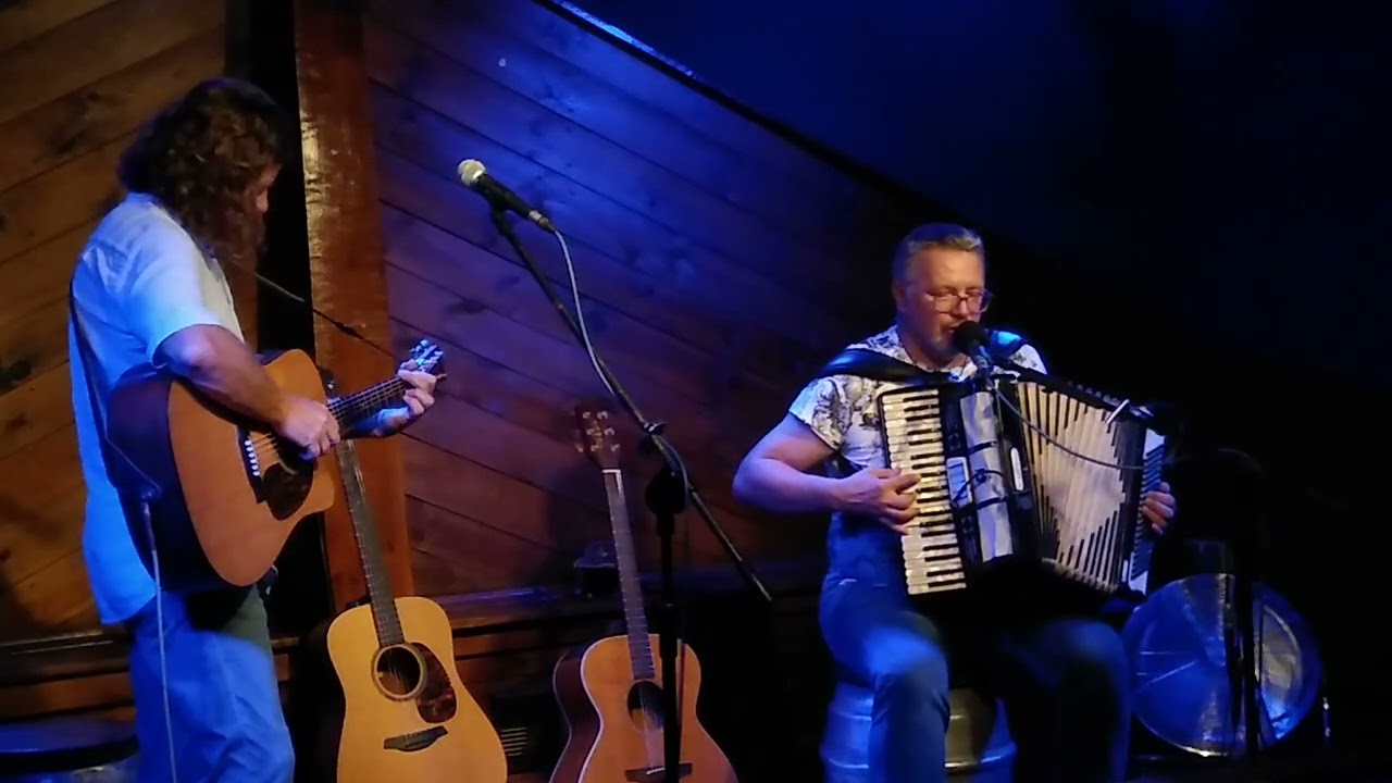Arek Wlizło & Jacek Jakubowski - Piecyk (Pieśń o żelaznym piecyku)