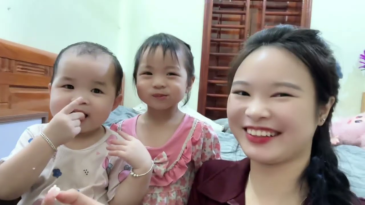 Thối Khắm Lặm Vui Mừng Khi Được Cô Yến Mua Kẹo Sáp Cho Ăn.