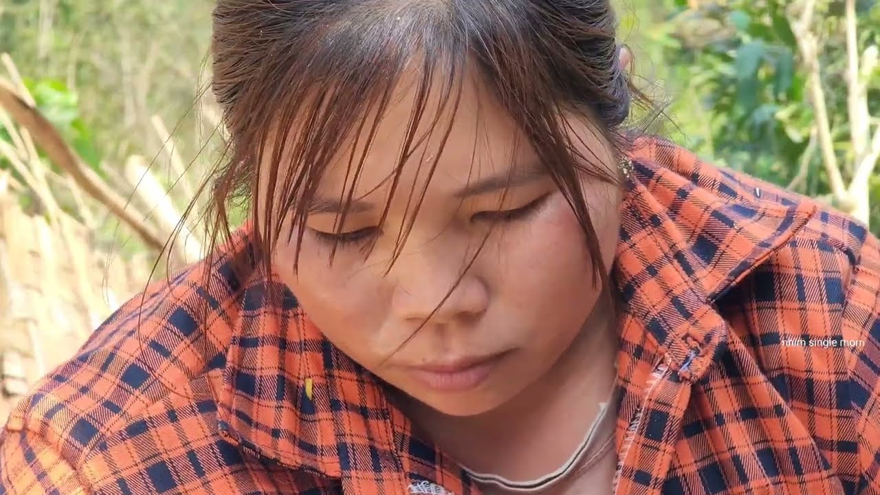 Full Video: single mother catches fish in the stream to sell