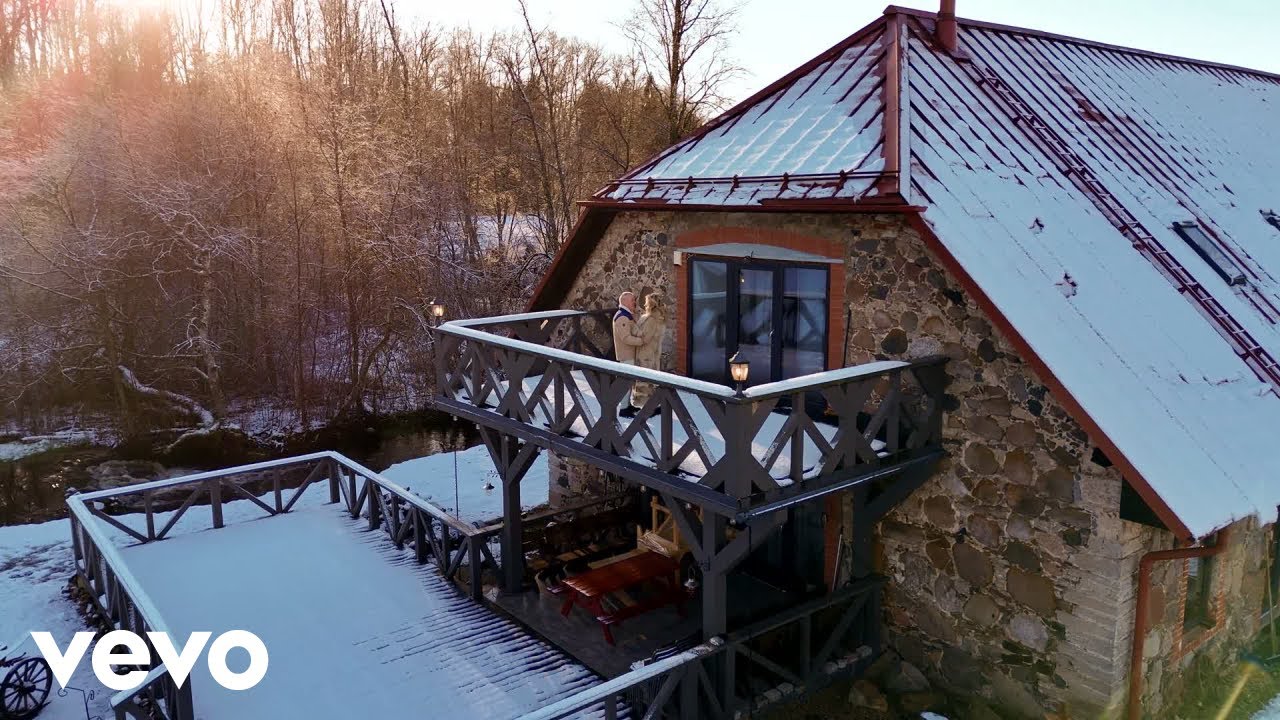 Artis Kronbergs - Kāds eņģelītis (Official Music Video) ft. Linda Upmale