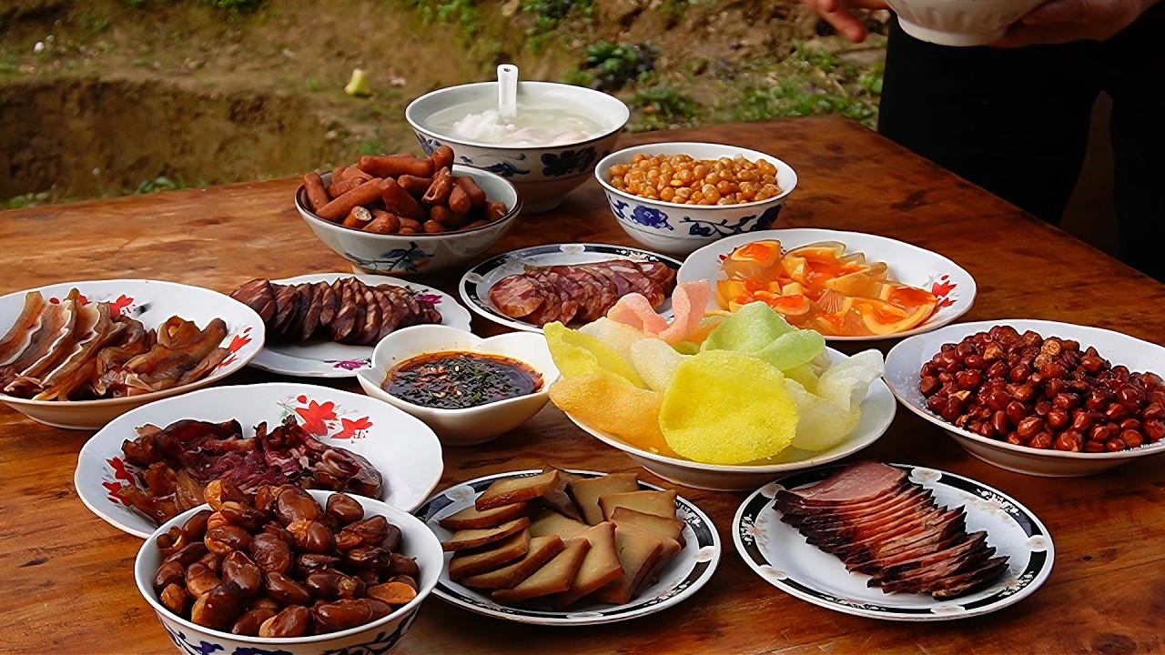 四川硬核年俗，在我们这儿，吃醪糟蛋叫“喝开水”，下酒菜一上桌，杂酒罐一摆，叫“过午”！ 平时红芍稀饭喝到饱，飞机过路都听得到喝稀饭的声音 四川这个县的待客规矩，你们那儿有吗
