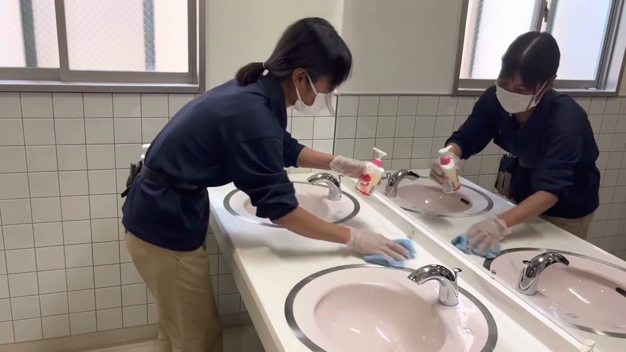 日常清掃員にトイレ清掃のやり方の実演