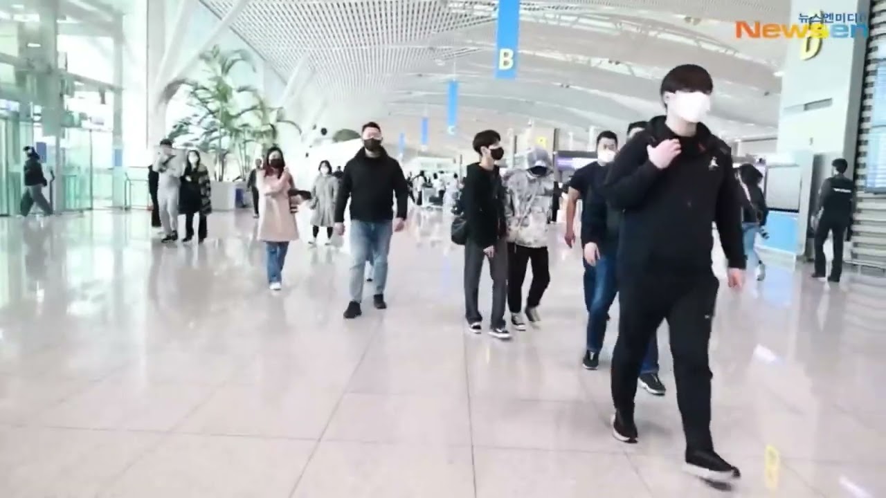 For people who don&rsquo;t no seungmin and Han are both Injured and seungmin had to use a Wheelchair 😞￼￼