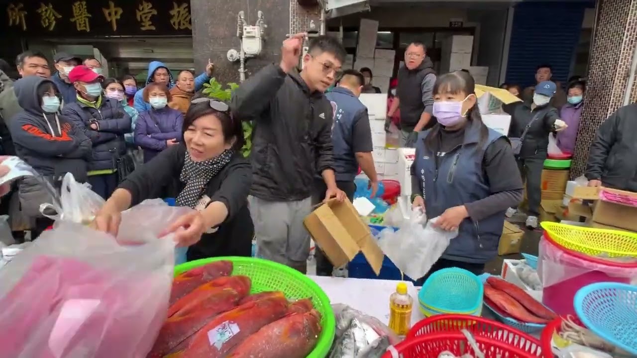 一口烏魚子有賺錢肚子痛 一包50看你哪裡買 #中彰海王子 #烏日火車站 #海鮮叫賣 #海鮮拍賣